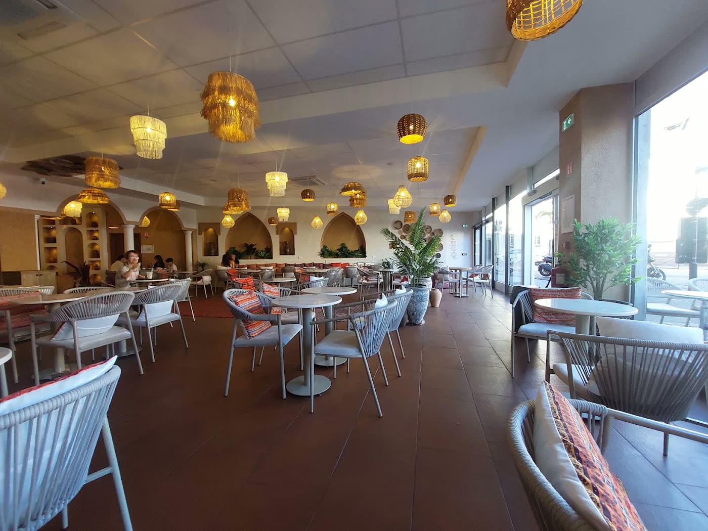 La grande salle de Luuq Coffee à Colmar, arches et luminaires en rotin