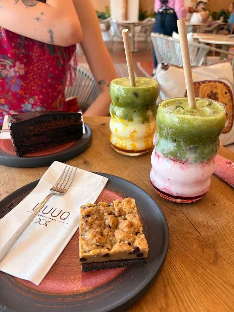 Lattes matcha colorés et pâtisseries maison chez Luuq Coffee