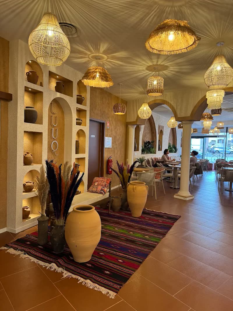 L'entrée de Luuq Coffee, jarres en terre cuite et kilims