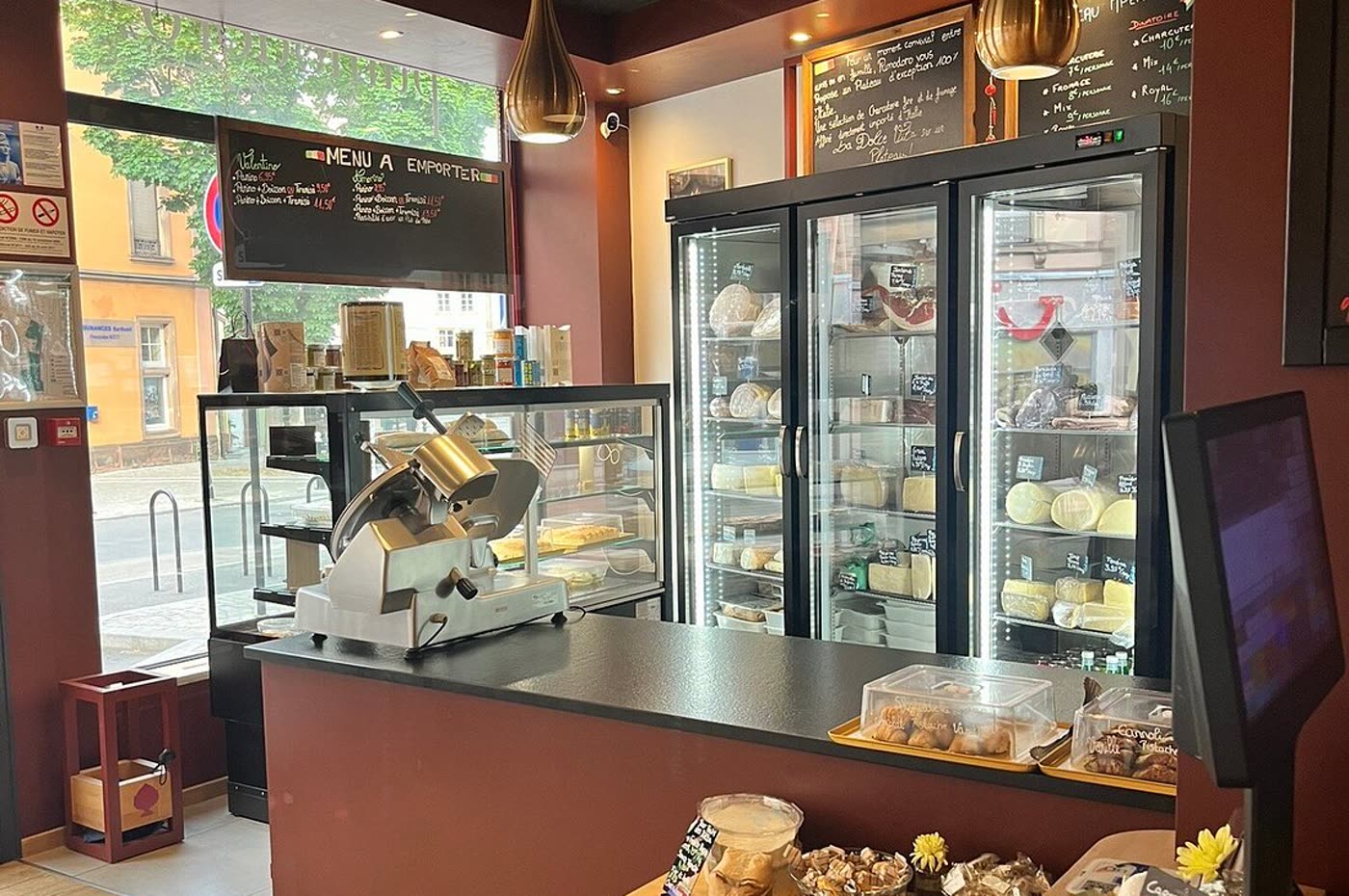 Le comptoir de la bottega Pumodoro à Colmar, charcuteries et fromages italiens