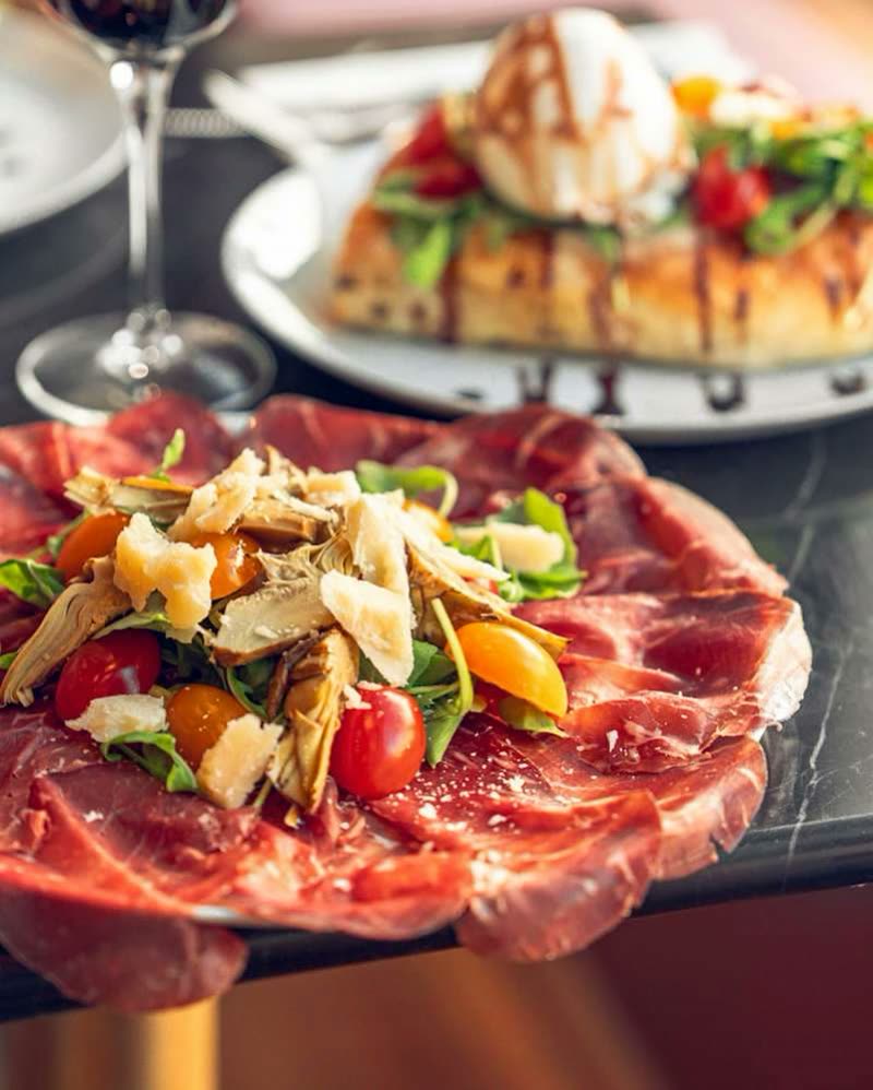 Carpaccio, roquette et parmesan chez Pumodoro