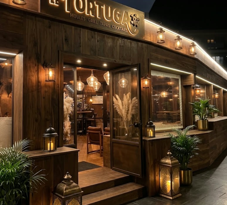 La façade en bois éclairée du Tortuga à Saint-Aygulf, enseigne dorée moules grill tapas cocktails