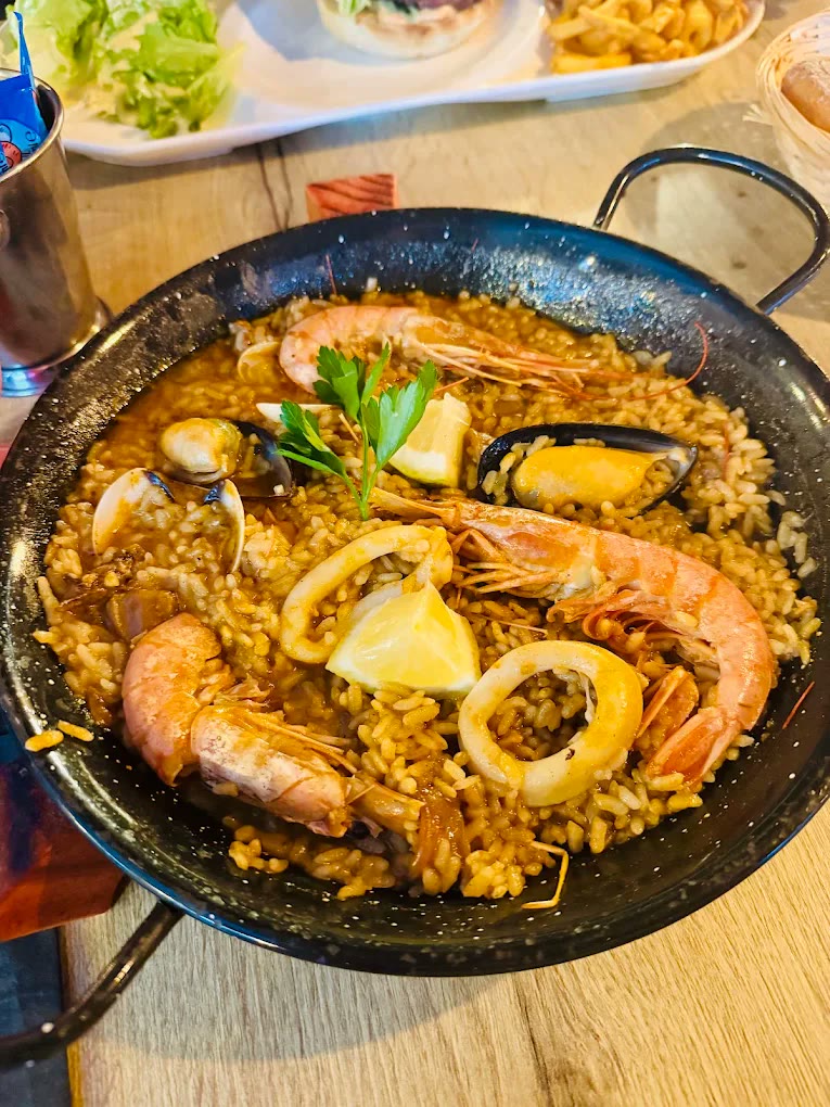 Paella marinera du Tortuga : gambas, moules, palourdes et calamars