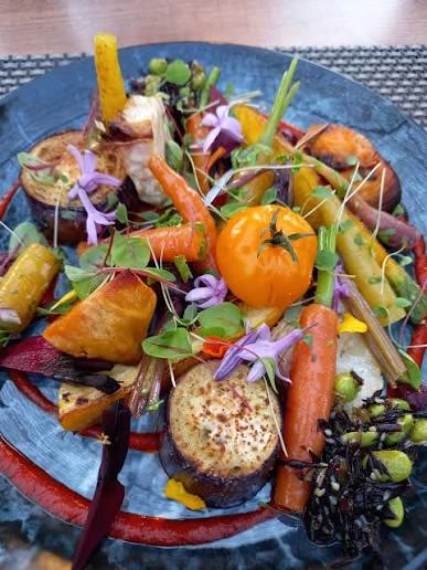 Assiette gourmande de légumes du Tortuga, fleurs et herbes fraîches