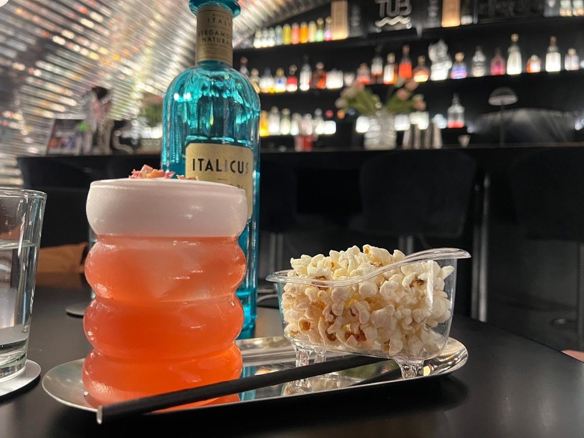 Cocktail signature du TUB, popcorn servi dans une baignoire miniature